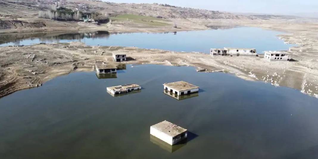 Kuraklık ortaya çıkarmıştı: Eski köy yerleşkesi yeniden kayboldu 4